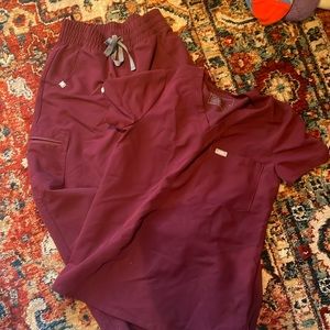 FIGS high waisted joggers and one pocket top. XS